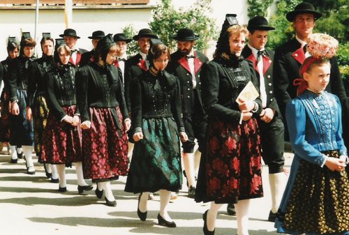 Die Trachtengruppe bei einem Festzug